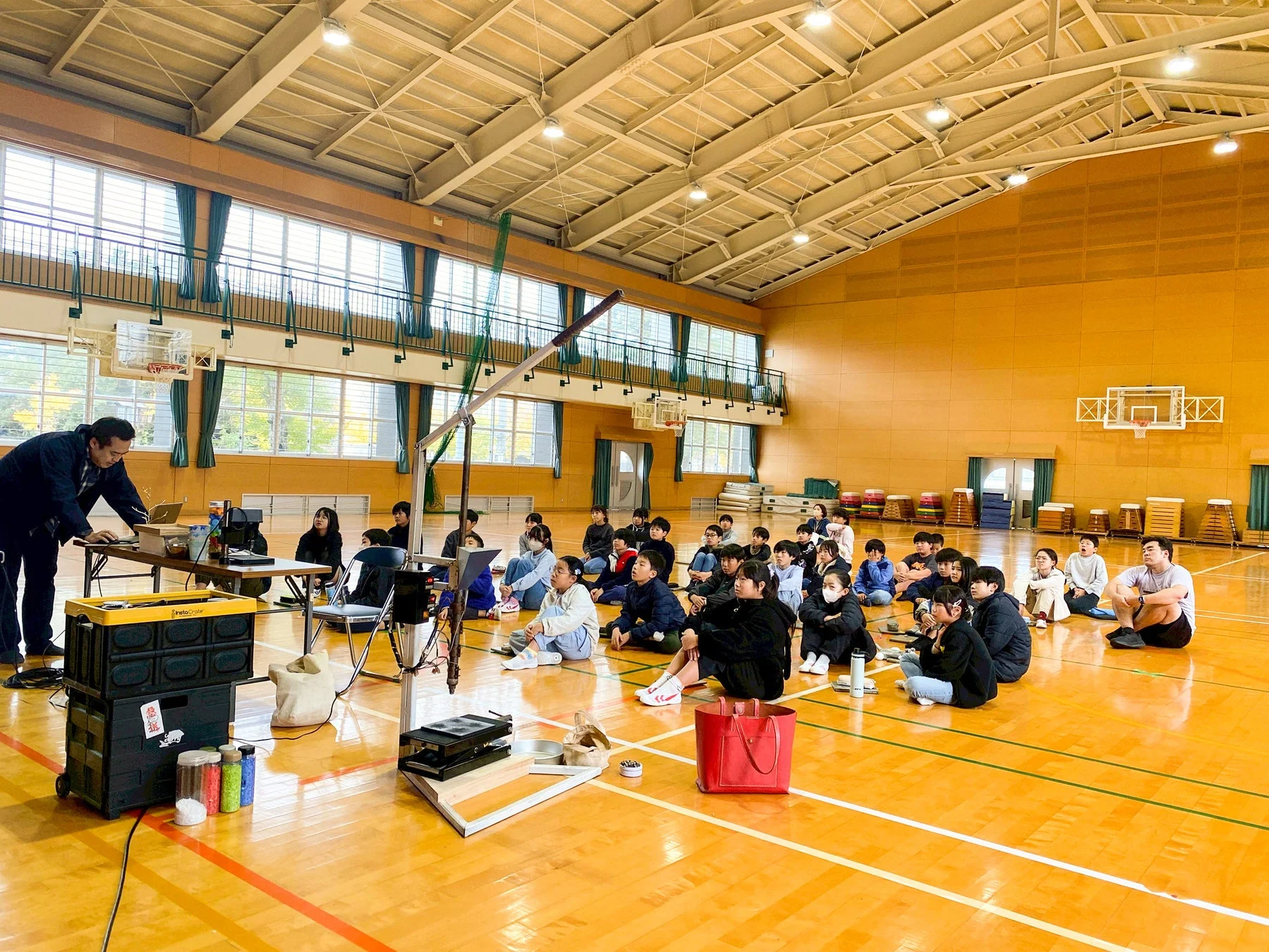 デンマーク人ボランティアと児童の交流