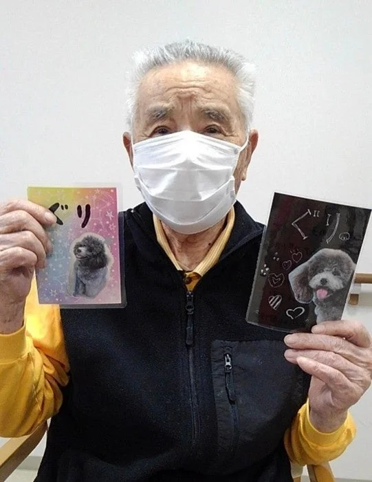 学生と入居者、ワンちゃんの交流