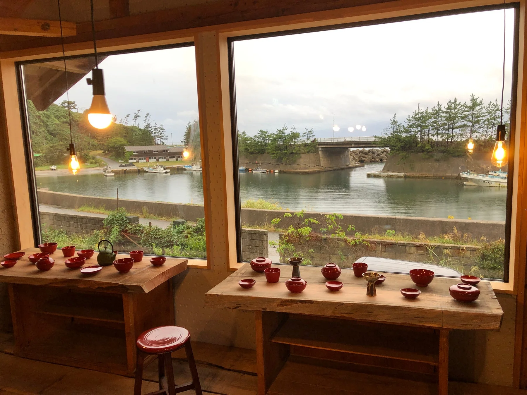 港の景色を望む室内