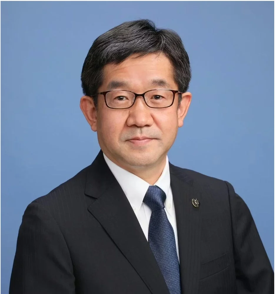 男性,日本人,ビジネスマン,スーツ,眼鏡,ネクタイ,肖像画,フォーマル,青背景,ミドルエイジ