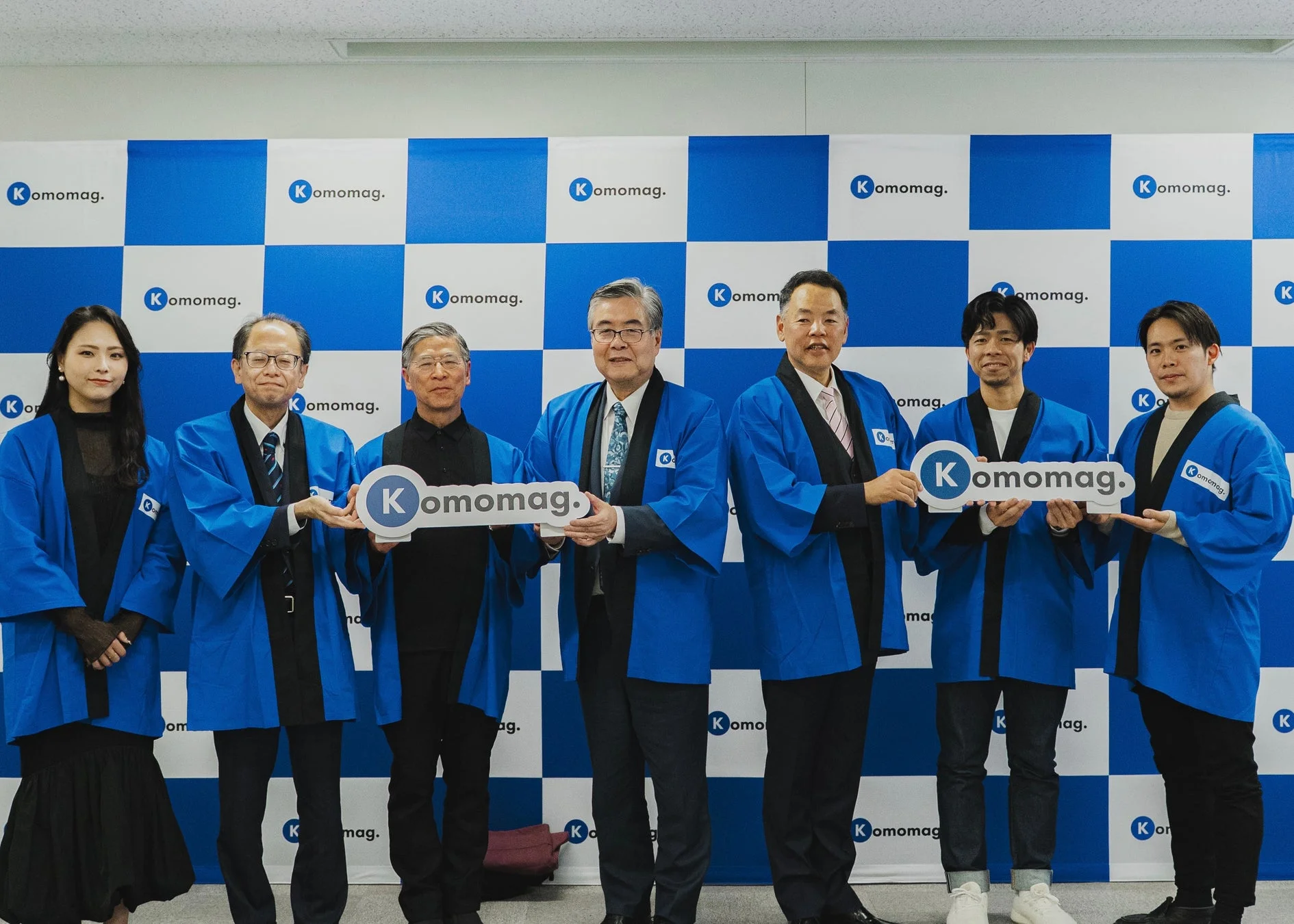 Komomag.関係者の集合写真