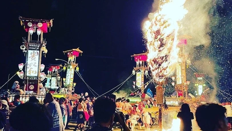 夜の祭りで行われる火祭り