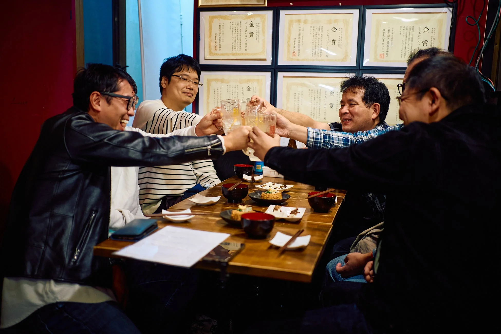 居酒屋で乾杯する男性たち