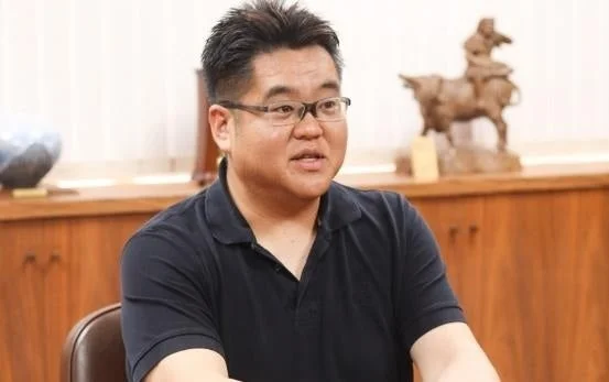 眼鏡をかけた男性