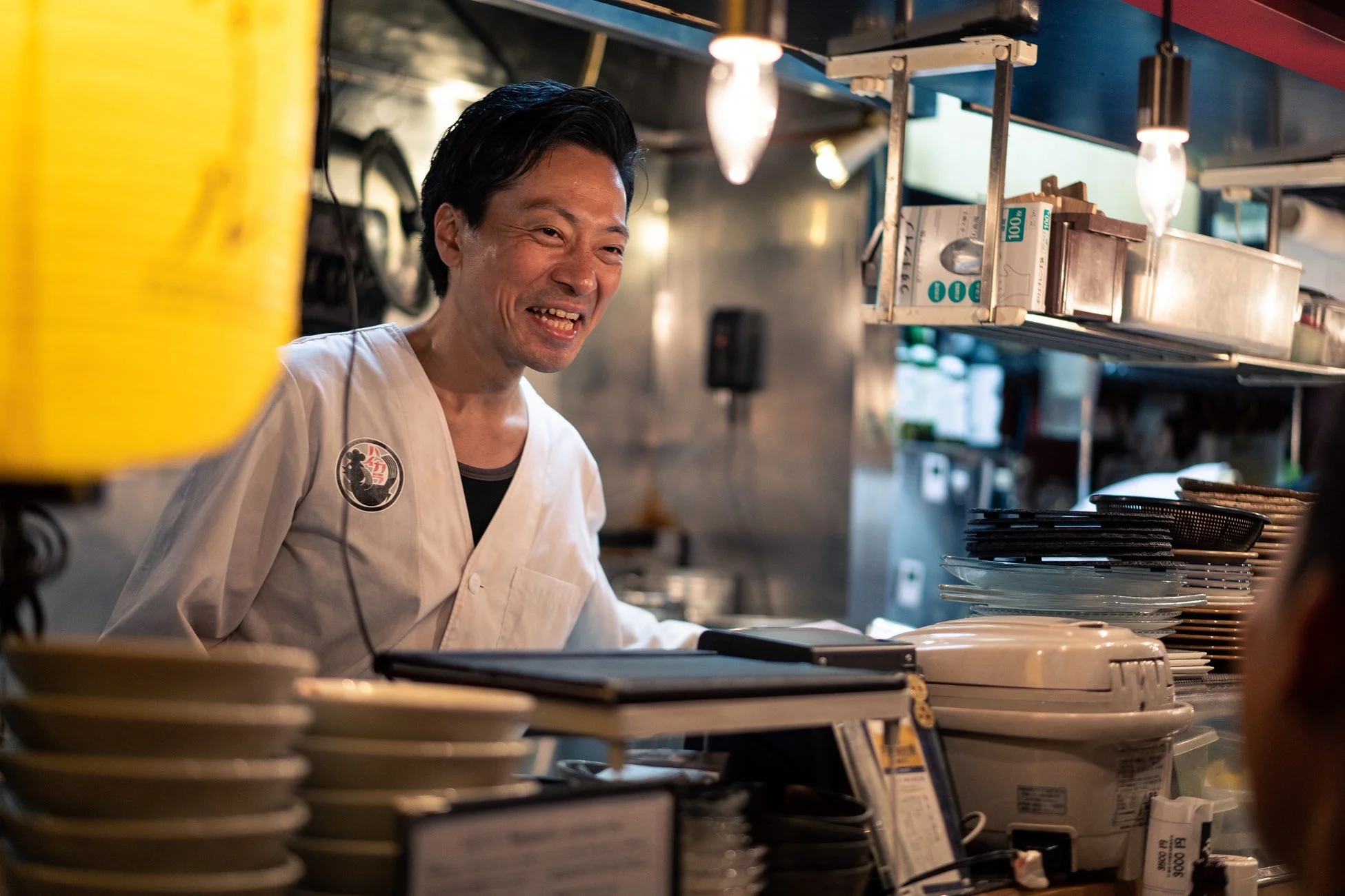厨房で働く男性