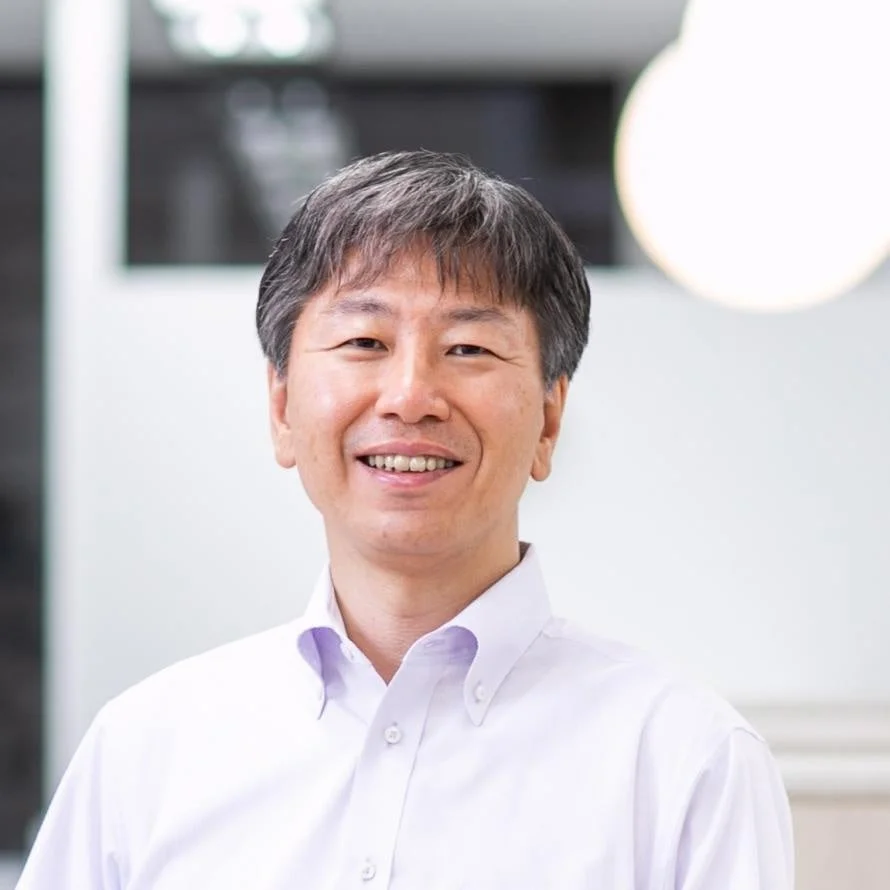 白いシャツを着た中年のアジア人男性