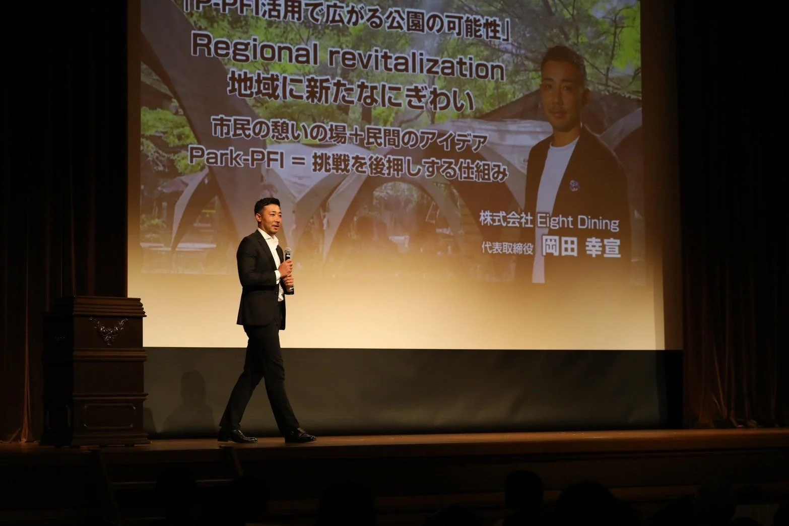 プレゼンテーションを行う男性