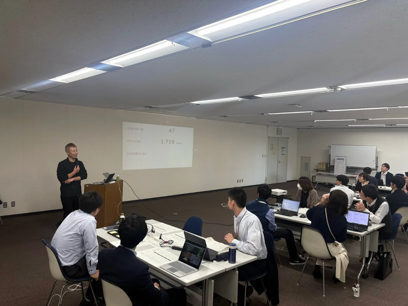 参加者がディスカッションする様子