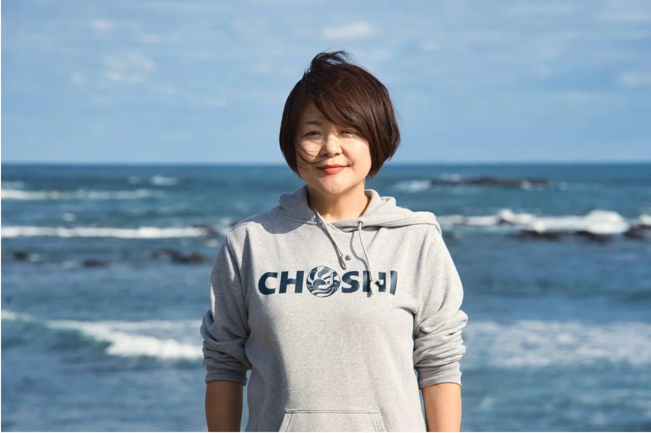 女性,ショートヘア,パーカー,海,屋外,笑顔,青空,銚子,ポートレート,晴れ