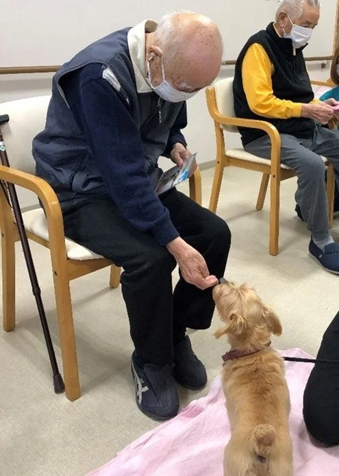 入居者とワンちゃんのふれあい