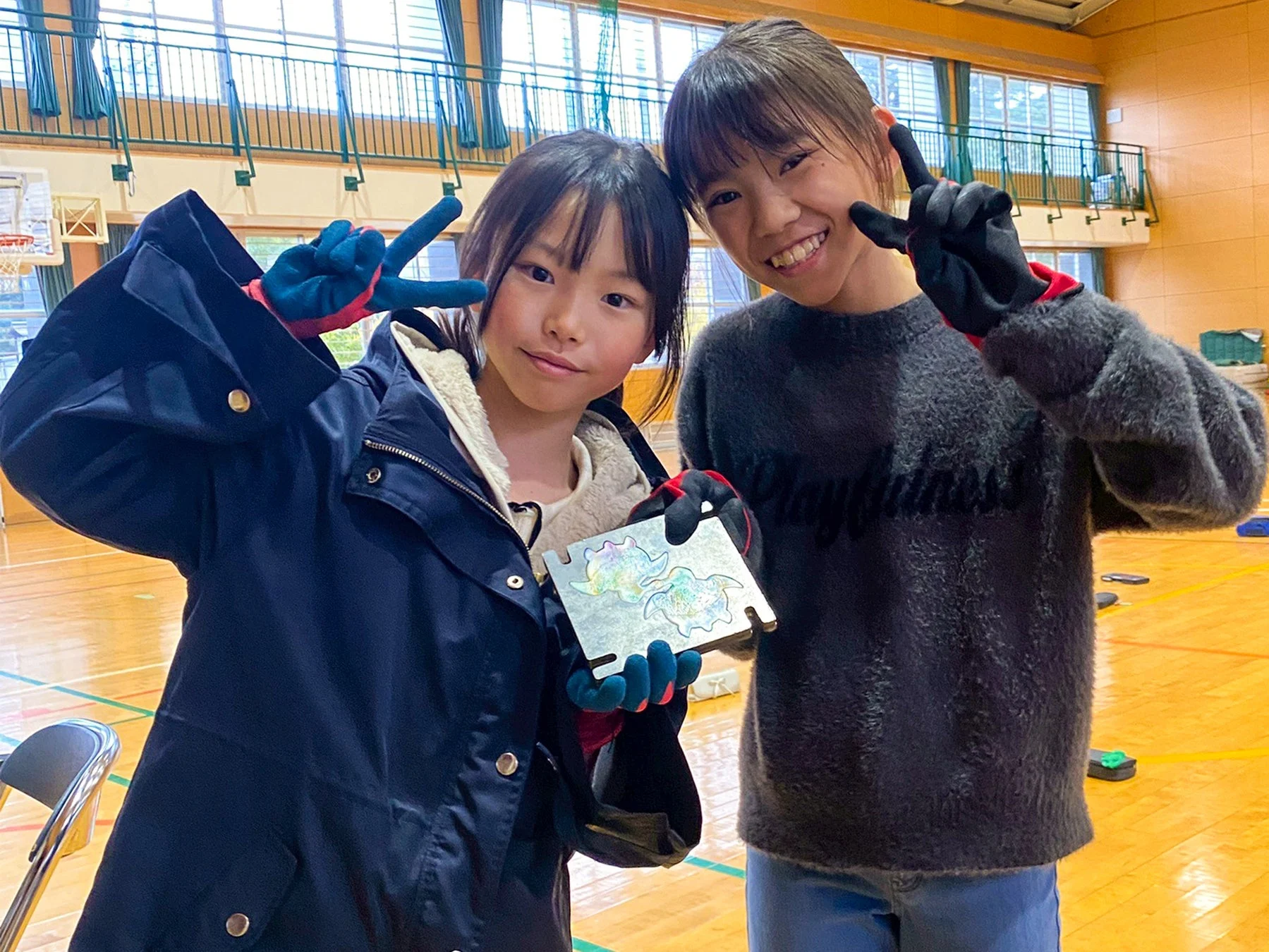 完成したカメのキーホルダーを持つ児童