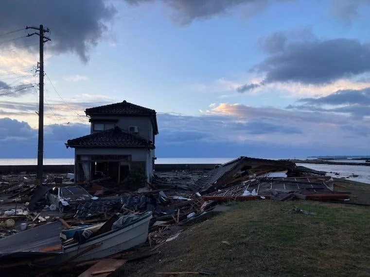 災害で壊滅的な被害を受けた海岸沿いの集落