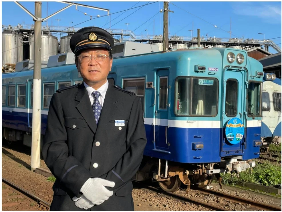 鉄道員,運転士,駅,電車,列車,制服,帽子,メガネ,青い電車,鉄道開業150周年,日本の鉄道,交通,男性