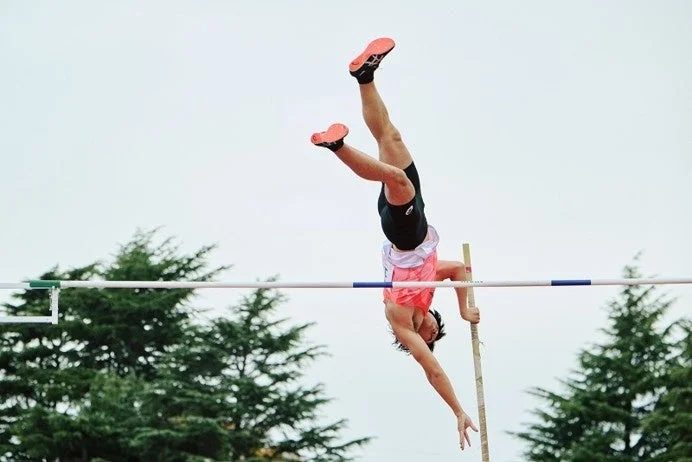 棒高跳びの選手