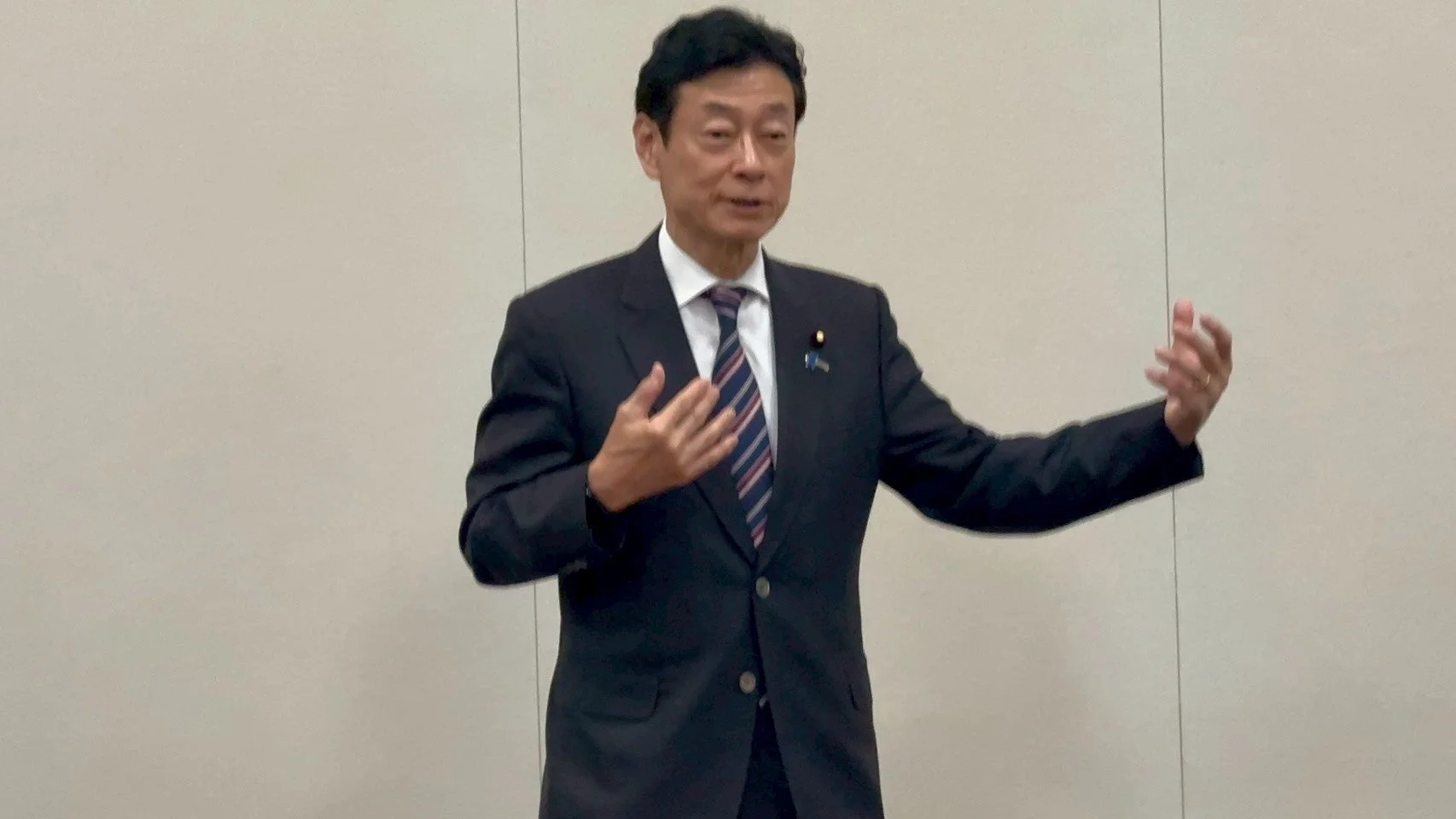 コモンズコネクトプレミアムで話す男性