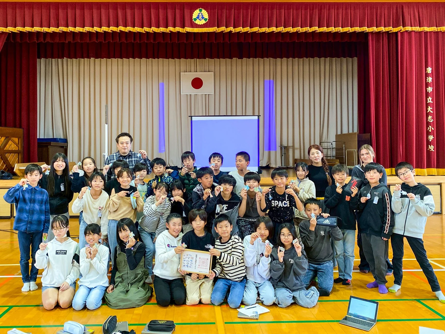 大志小学校での集合写真