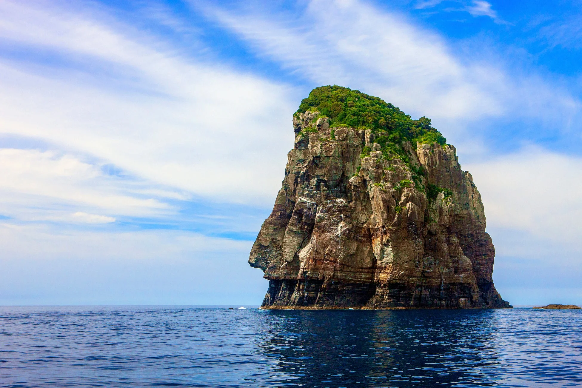 青い空と海に岩の島
