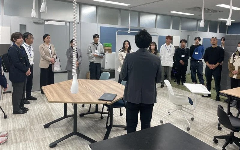 会議室で話を聞く参加者たち