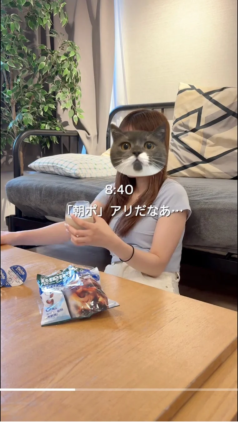 朝ポを飲む女性