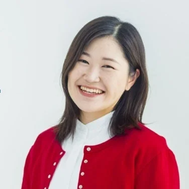 赤いカーディガンを着た笑顔のアジア人女性のポートレート