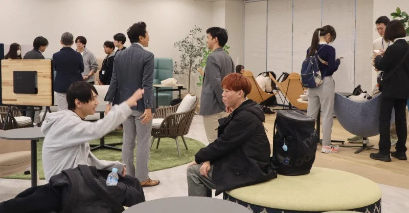 カジュアルな雰囲気で交流する人々