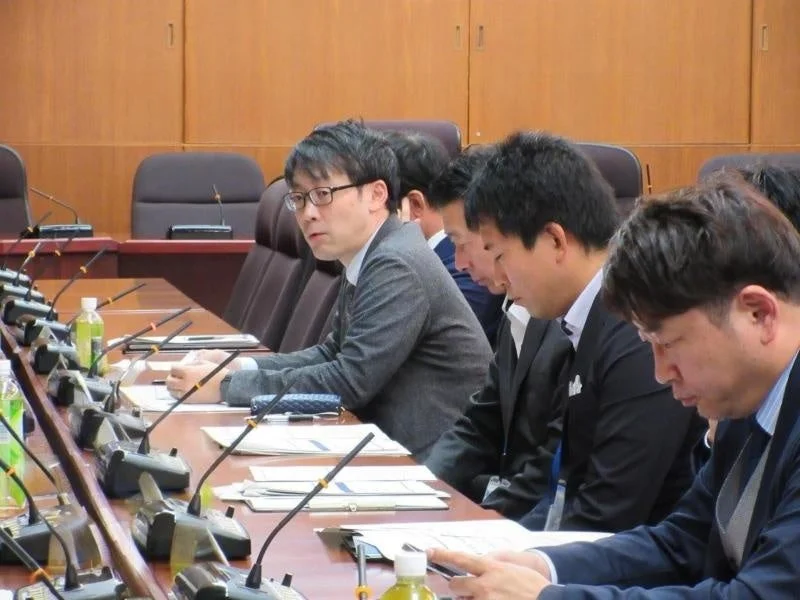 説明に耳を傾ける参加者