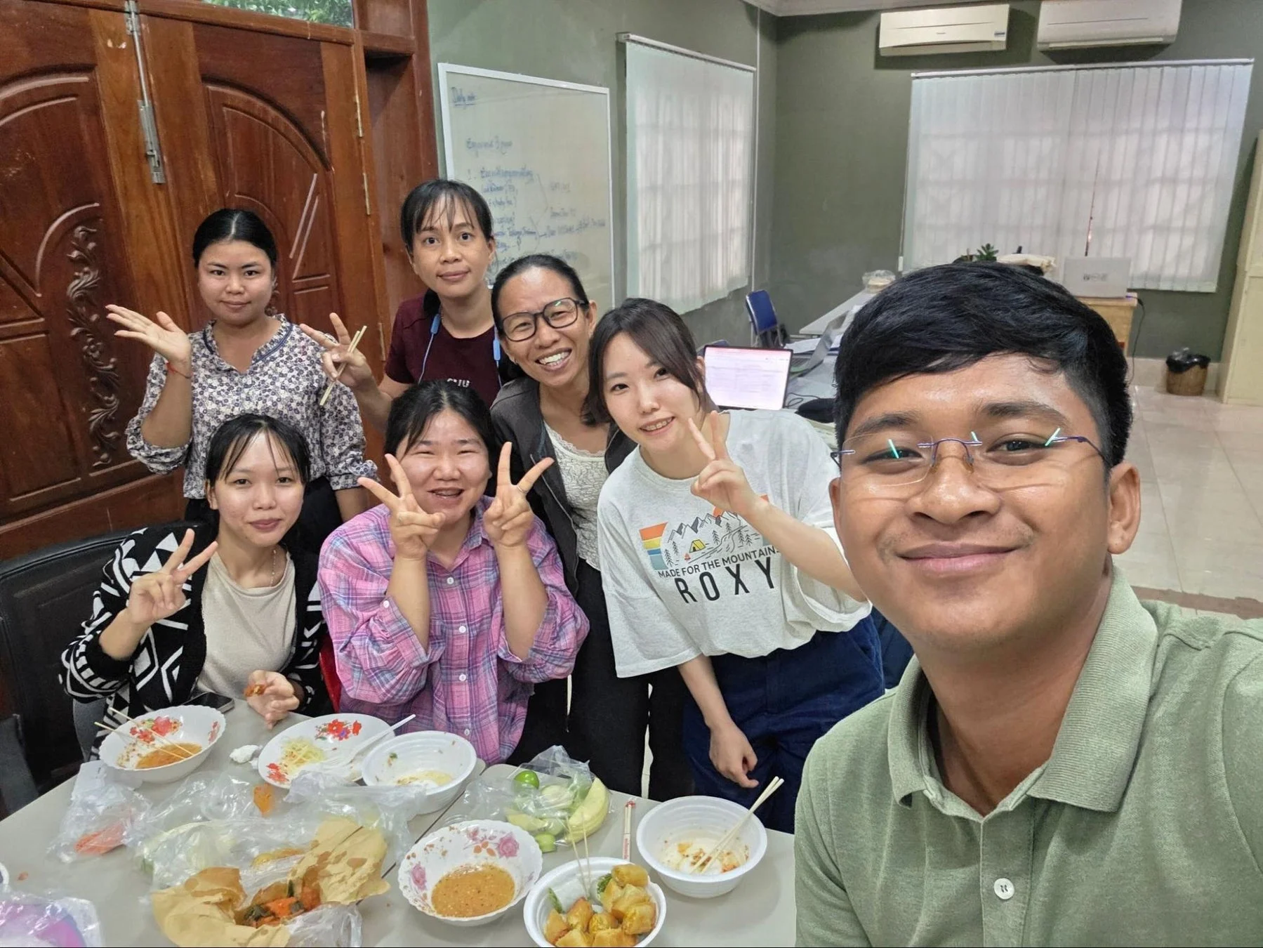 グループでの食事風景