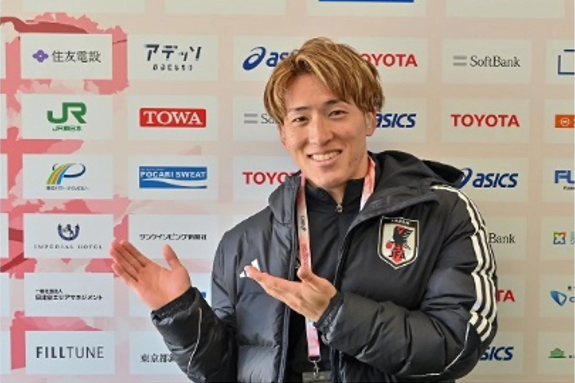 笑顔でポーズをとる瀧澤諒斗選手