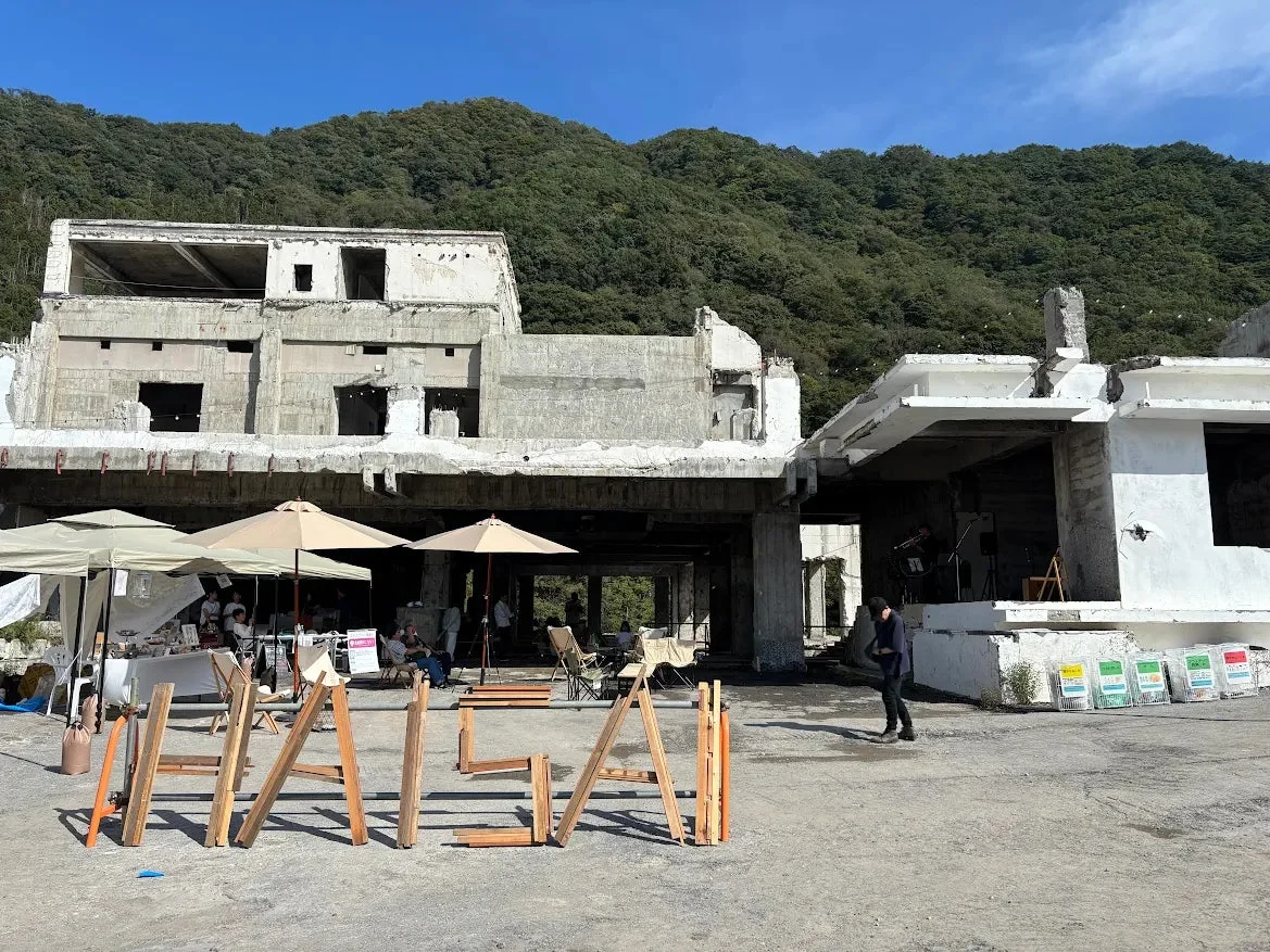 青空の下、山のふもとで開催される屋外イベント