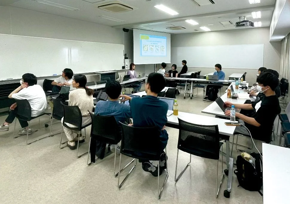 教室で講義を受ける学生