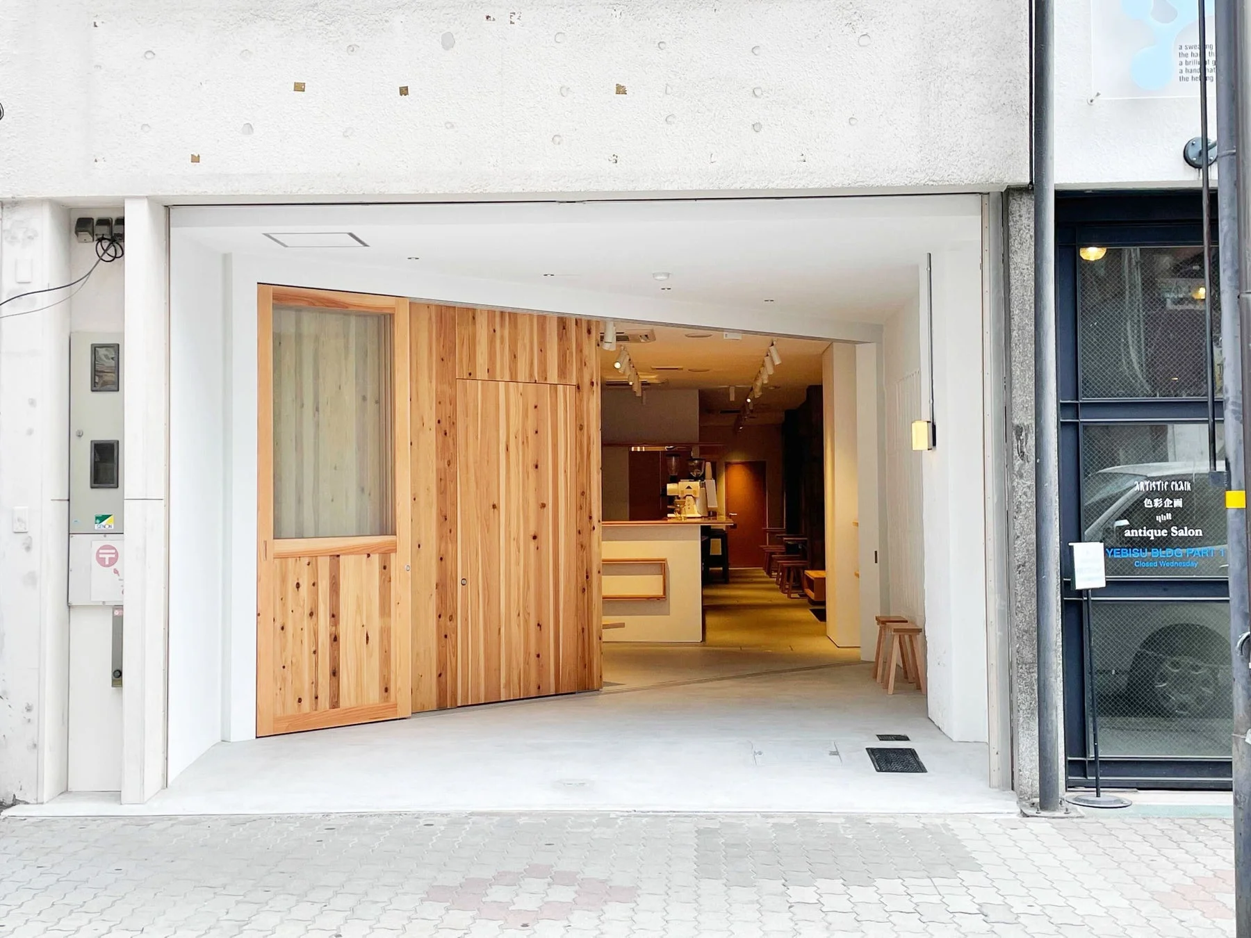 モダンな建築デザインの店舗エントランス