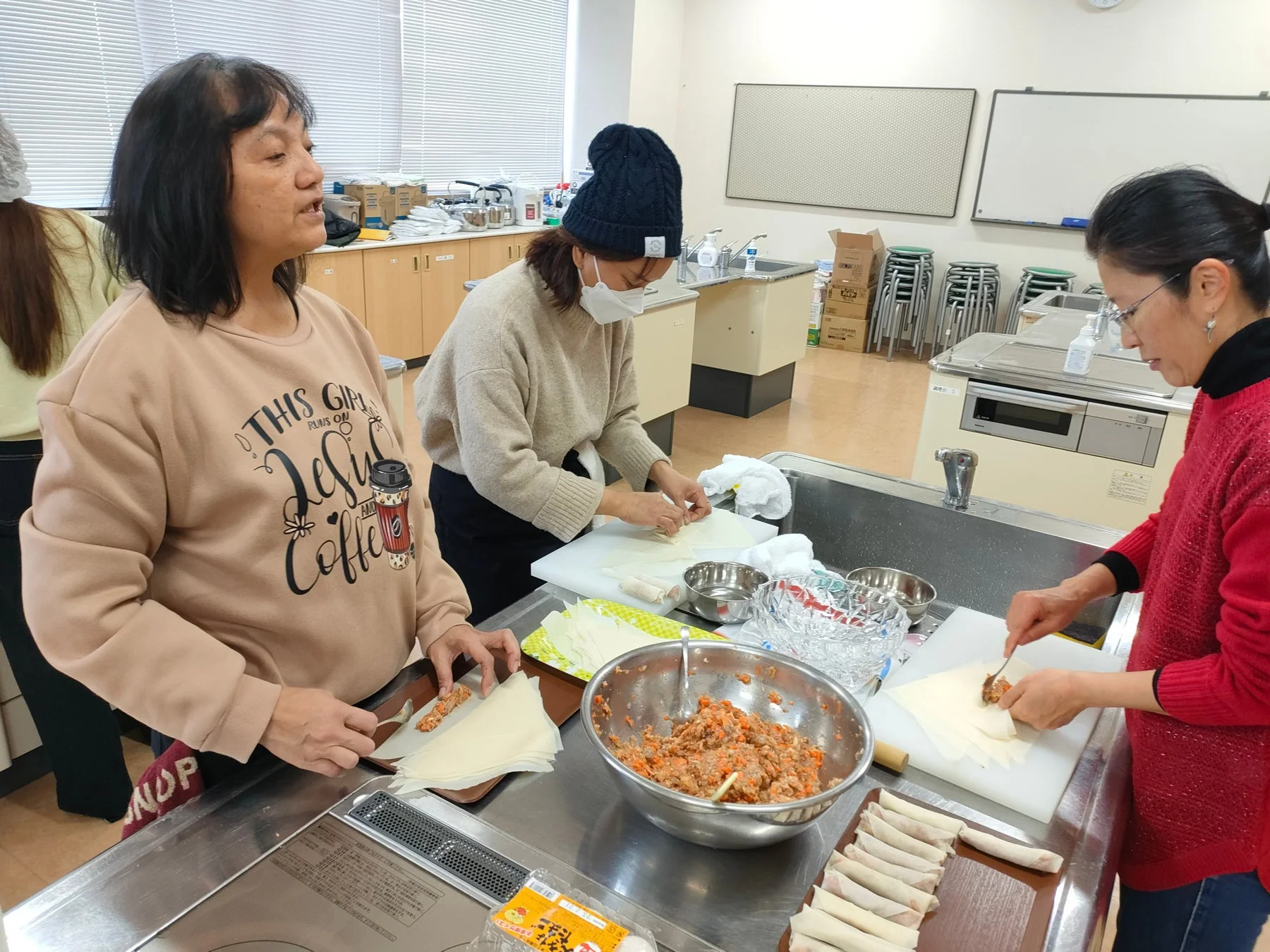 料理,調理,春巻き,手作り,女性,クッキング,グループ,キッチン,調理室,具材