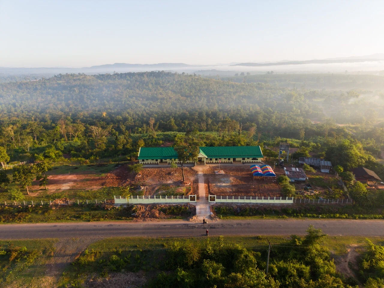 ラオスに完成したBan Kadon小学校の全景
