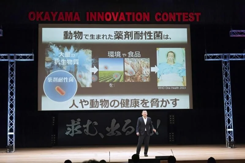 内山淳平研究教授のプレゼンテーション風景