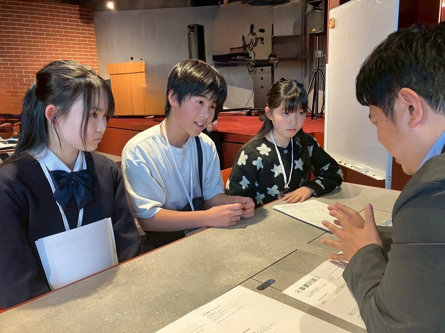 子供3人と大人1人が会議