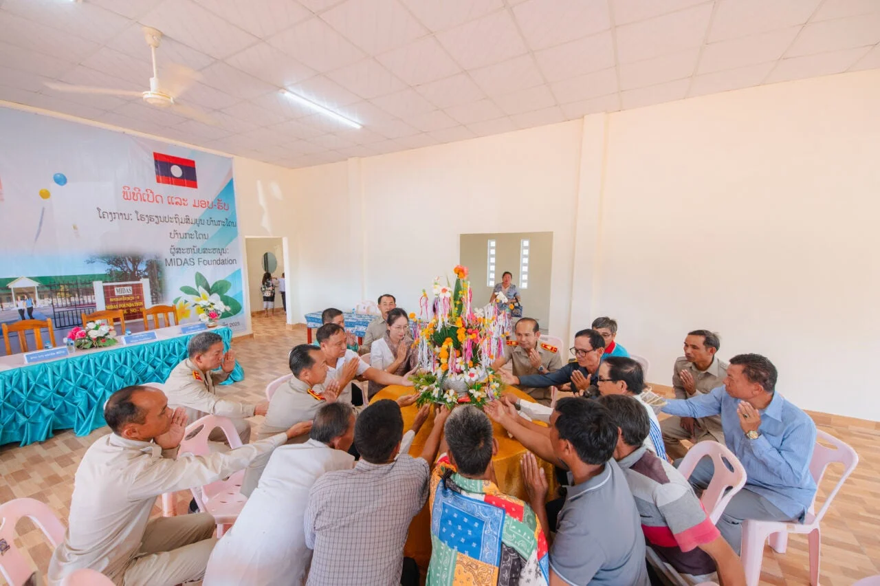 伝統的なバーシーの儀式に参加する人々