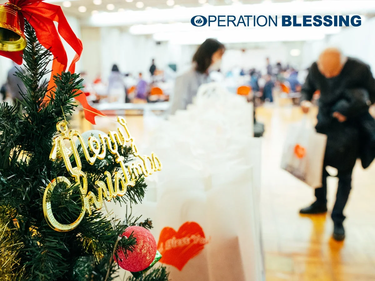 クリスマスツリーと人々