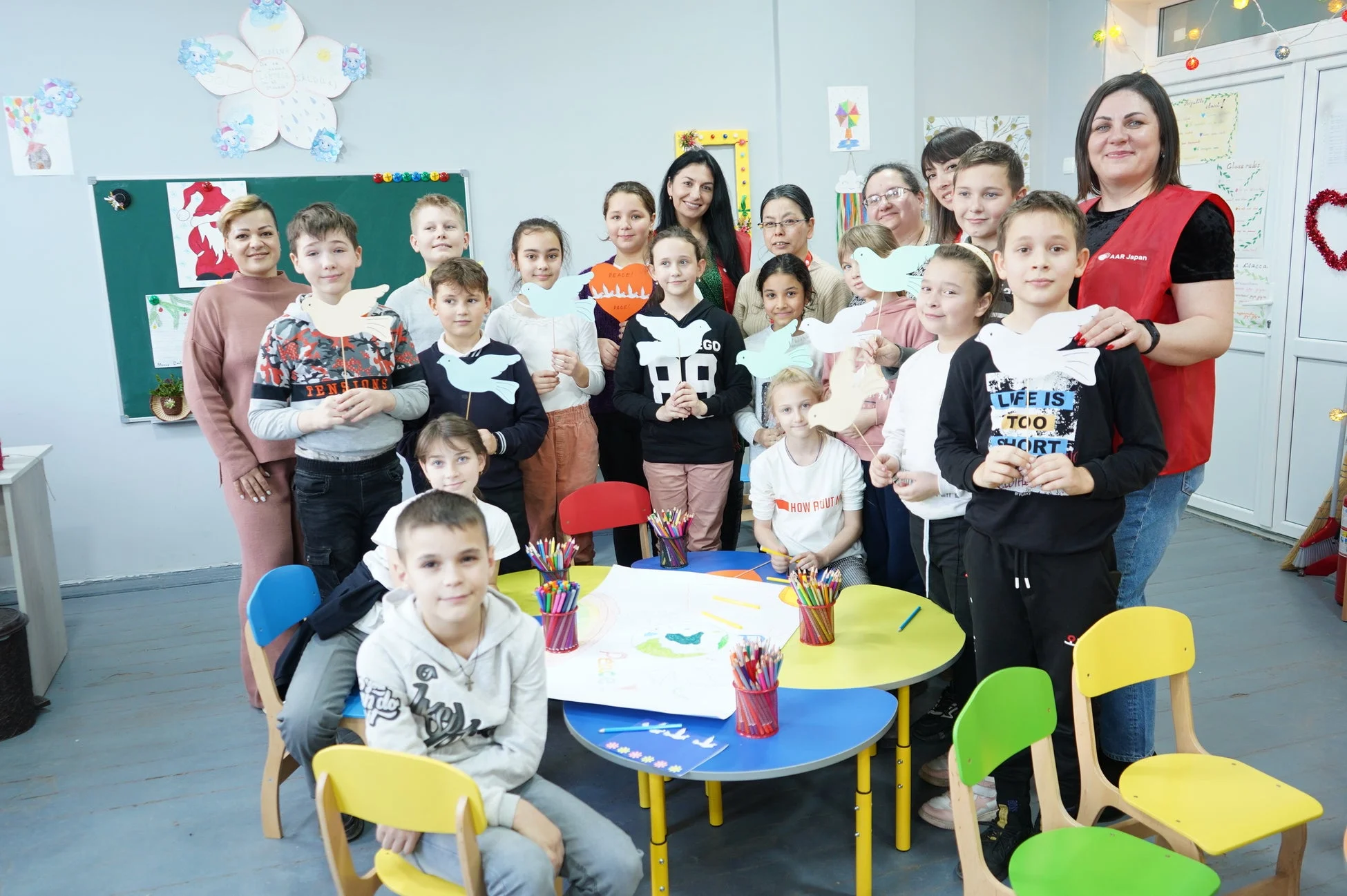 子供たちと大人がアート活動をしている様子