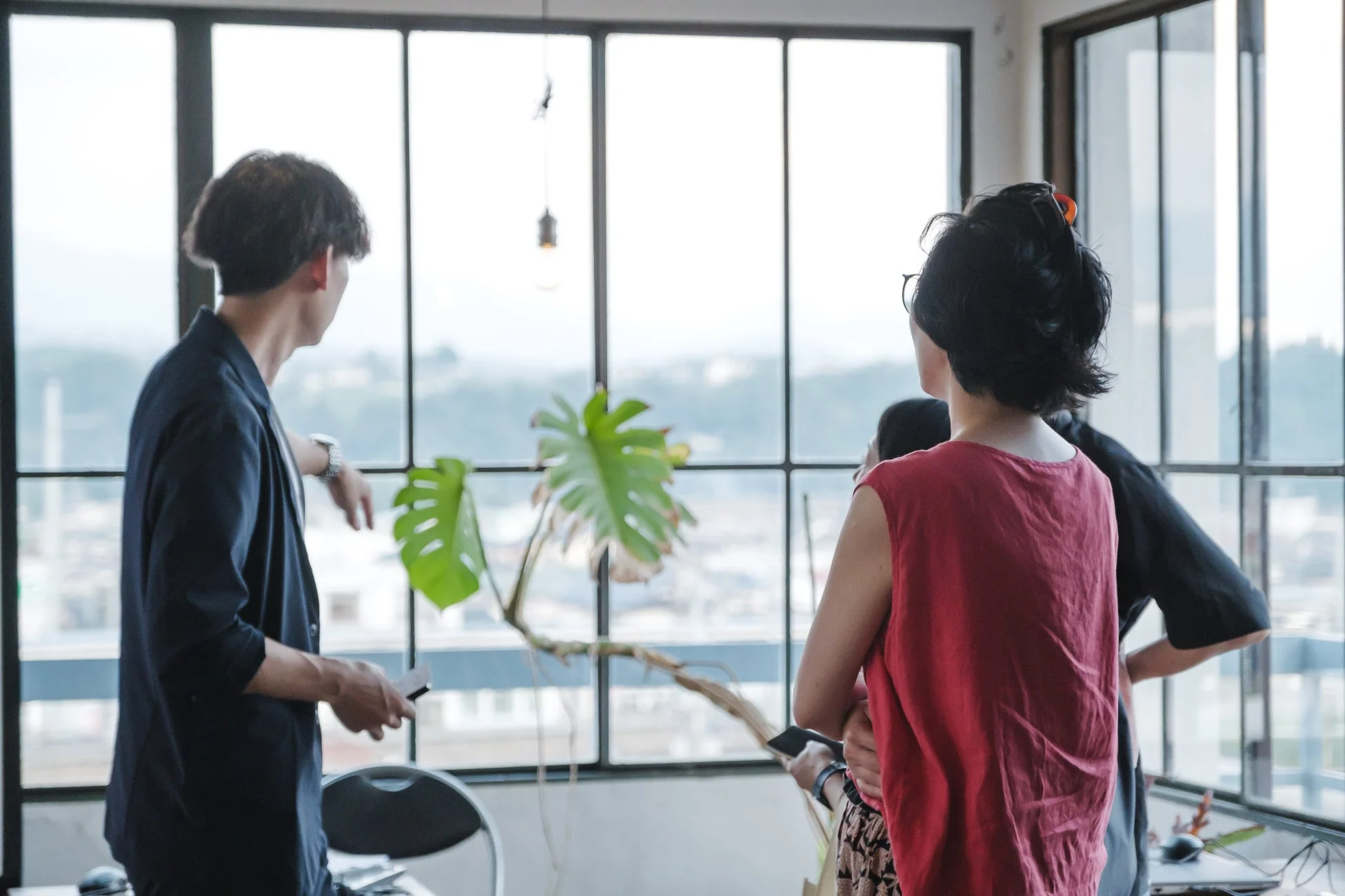 窓の外を眺める人々