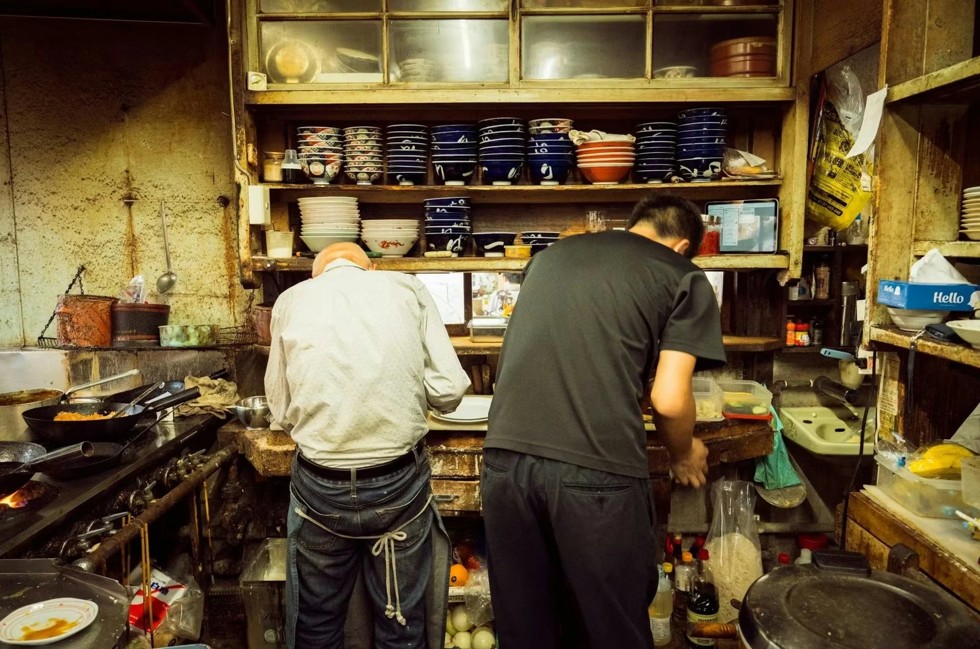 パリー食堂の厨房風景