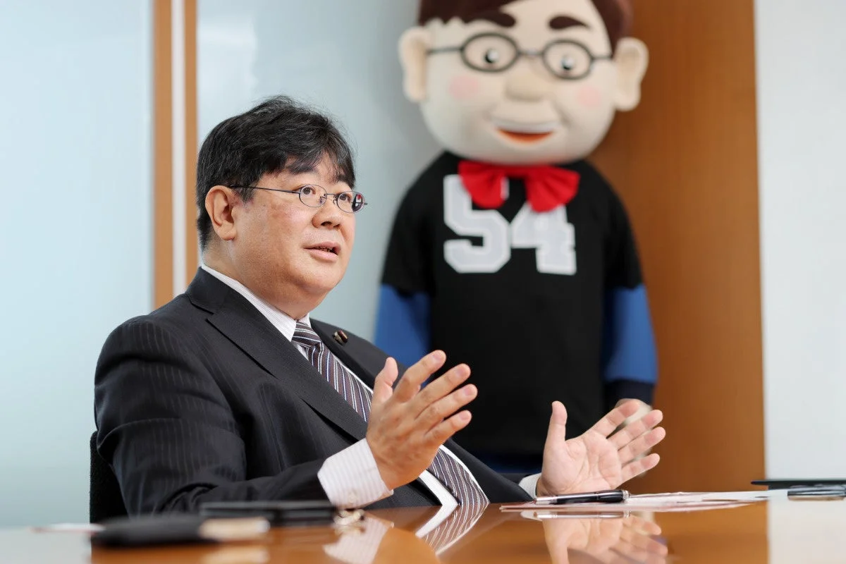 男性とマスコットキャラクター