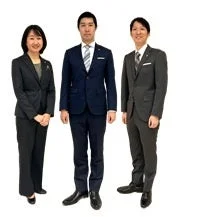 スーツ姿の男女