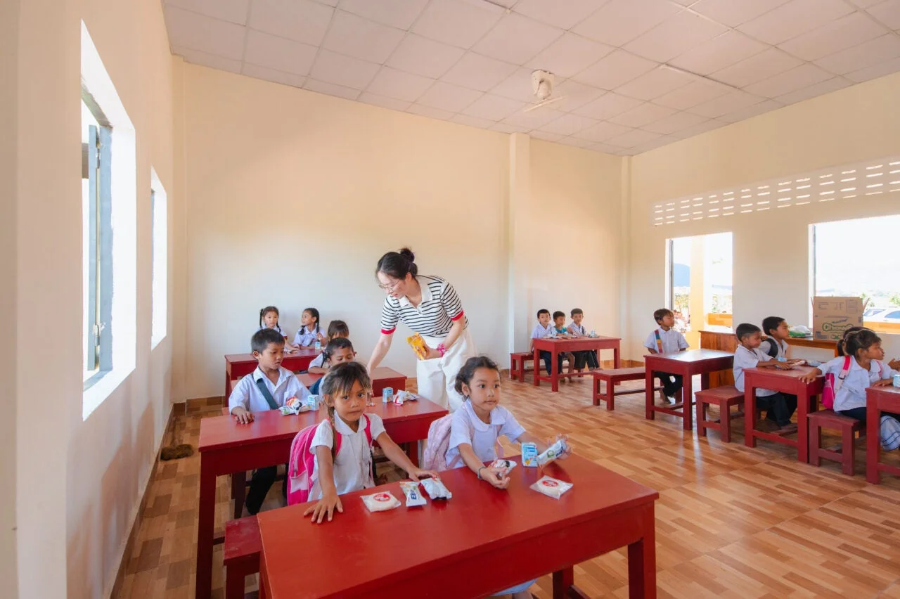 教室で学ぶ子どもたちと先生