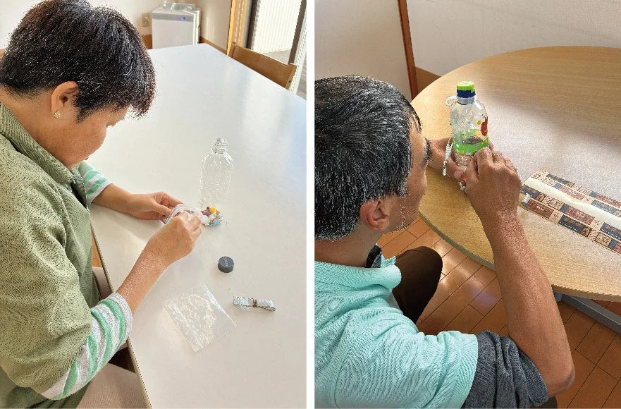 ペットボトルマラカスを制作する様子