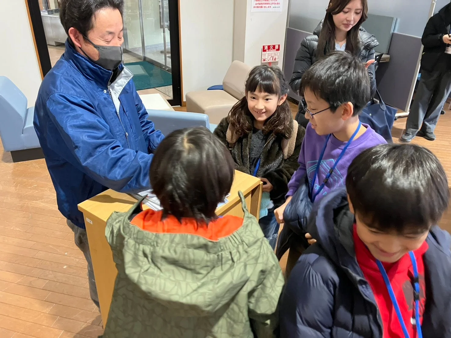 子どもたちが話を聞いている様子