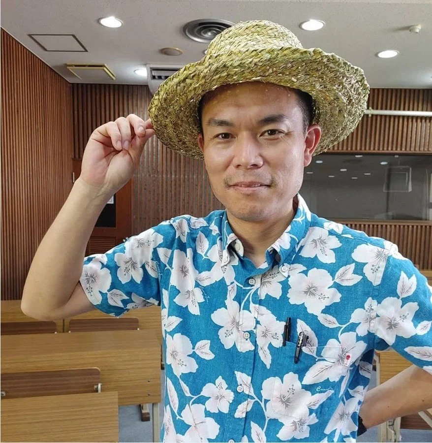 麦わら帽子とアロハシャツの笑顔の男性