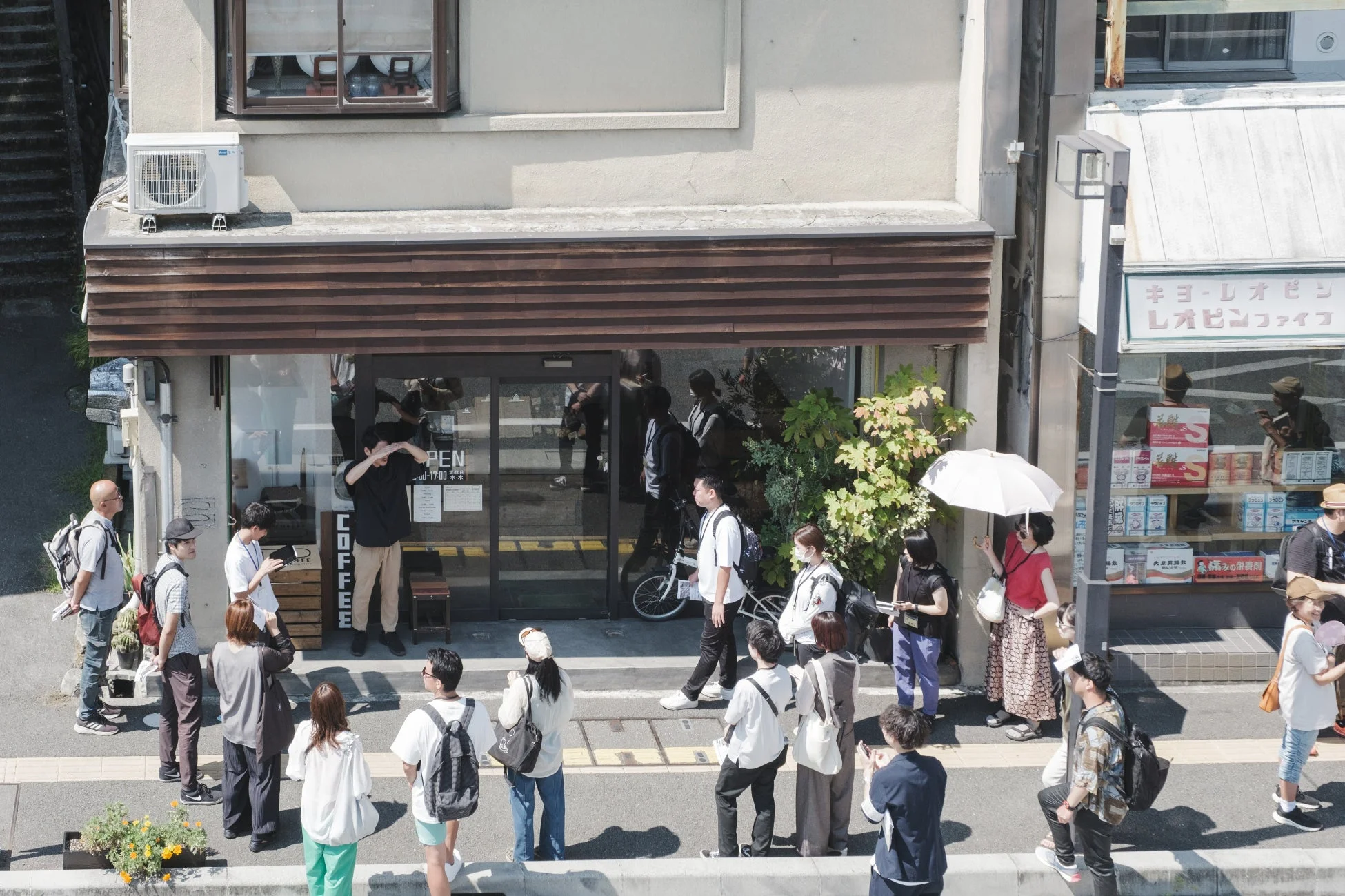 カフェ前の人々