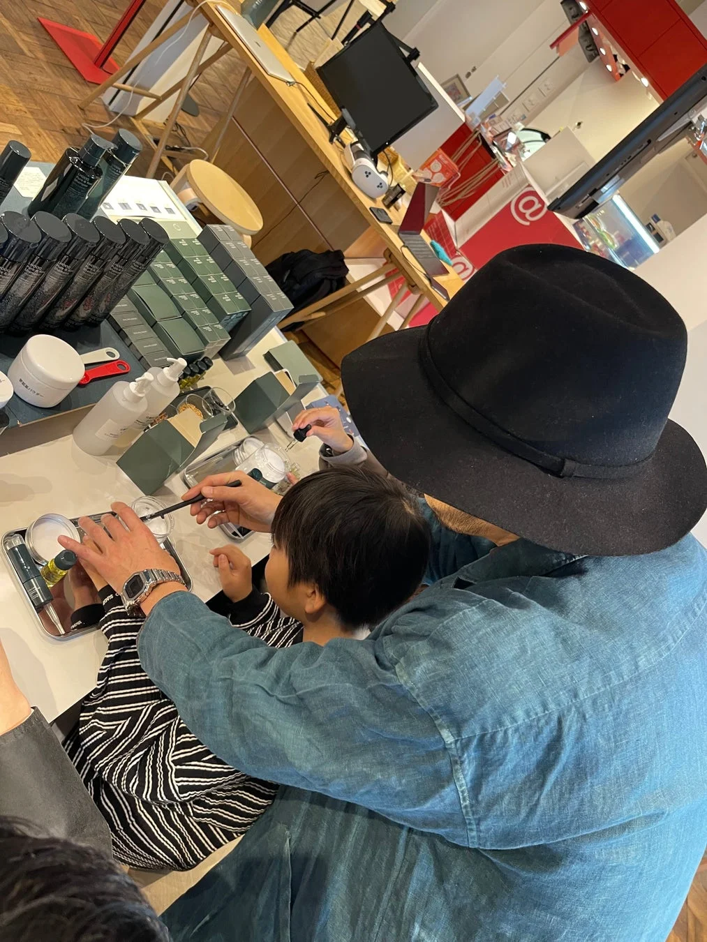 親子で化粧品を作るワークショップ風景