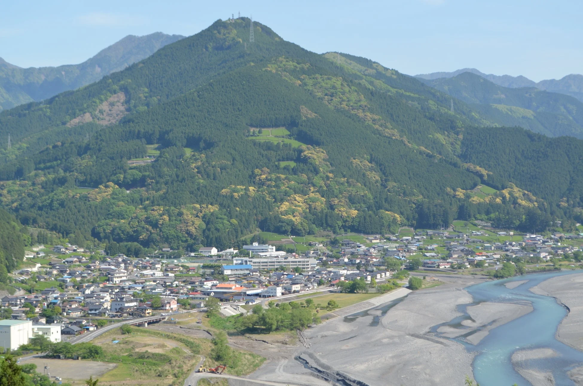 高郷エリアの山と川の風景