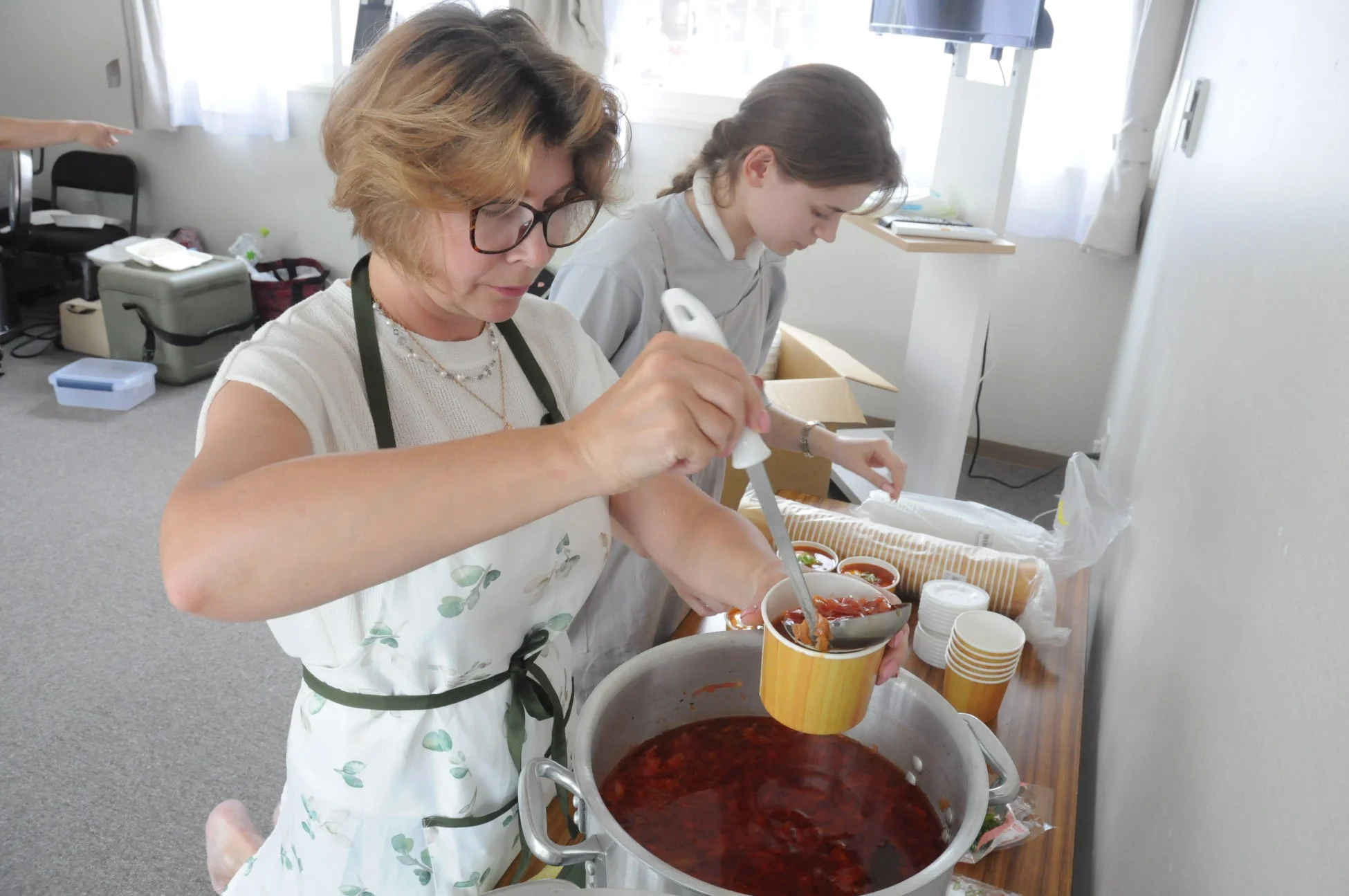 料理,配膳,スープ,女性,イベント準備,給仕,室内,エプロン,食事の準備,ボルシチ